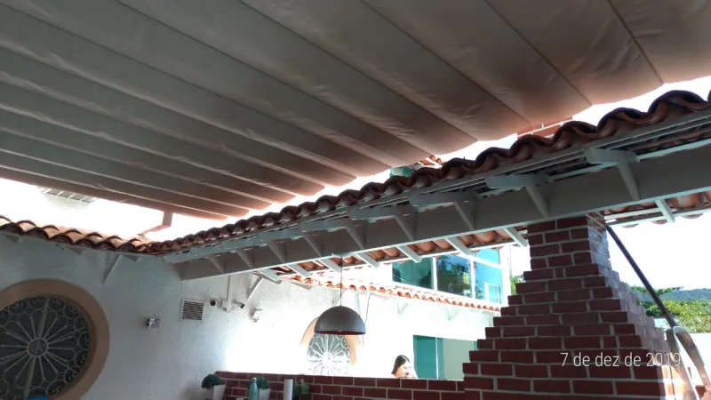 Pergolado metálico no Recreio dos Bandeirantes