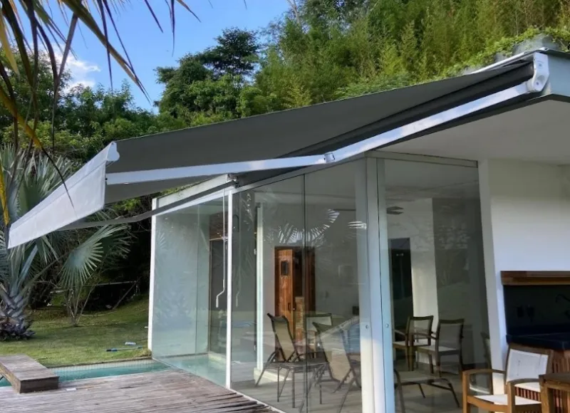 Toldo articulado com motor elétrico