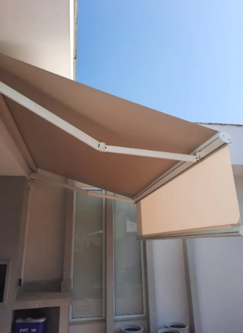 Toldo articulado com proteção uv