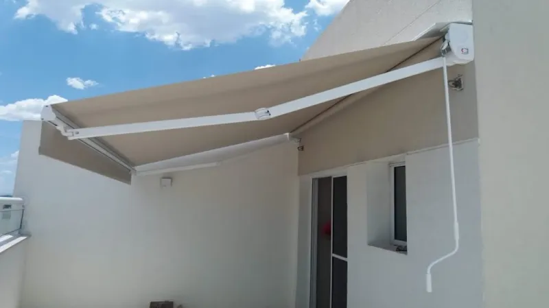 Toldo articulado resistente